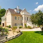 לינה וארוחת בוקר Manor House Inn, שצ'ופק