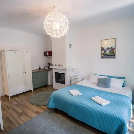 B&B Manor Apartments,