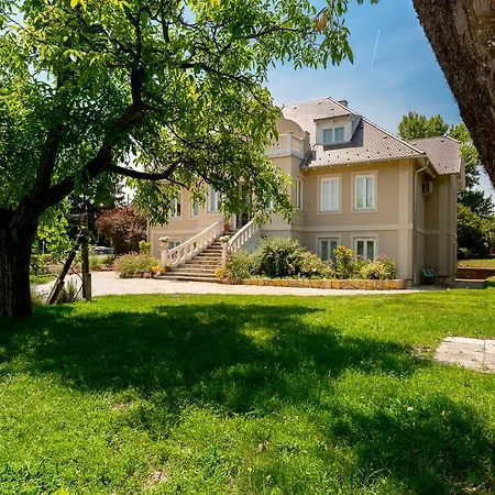 Manor Apartments, 초팍