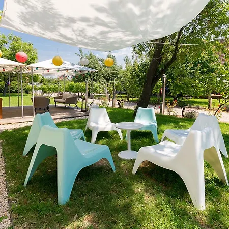 B&B Manor Apartments, 초팍